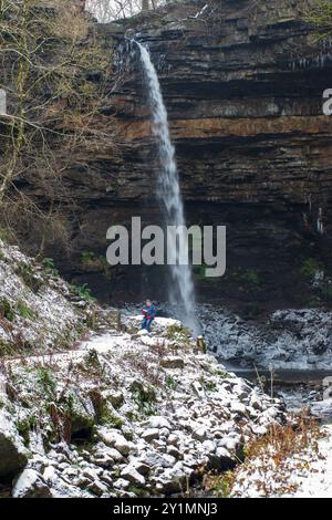 Hardraw Force est la plus haute cascade d'Angleterre, avec une chute de 300 mètres. Les rochers à la base sont recouverts de glace et de neige un jour d'hiver en décembre. Banque D'Images