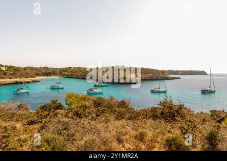 Cala Mondrago, Majorque, Espagne 12 juillet 2024 yachts chers amarrés autour d'une baie Banque D'Images
