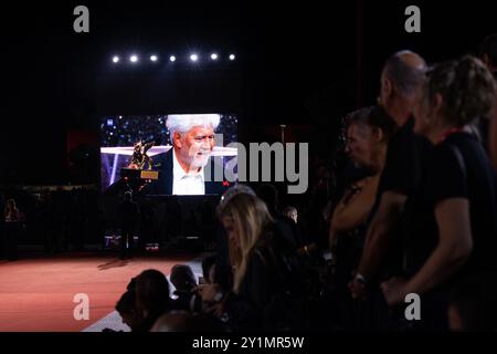 Photographes attendant sur le tapis rouge pendant que Pedro Almodovar pose avec le Lion Award d'or pour la salle voisine' lors de la 81ème Venise Internationa Banque D'Images