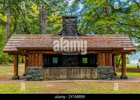 Pavillon de pique-nique de parc rustique construit par le Civilian conservation corps dans les années 1930 dans le parc d'État de Twanoh, État de Washington, États-Unis Banque D'Images