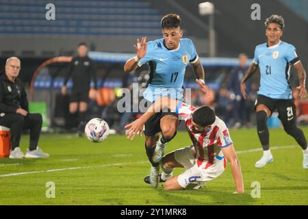 Montevideo, Uruguay. 6 septembre 2024. Cristian Olivera (G) de l'Uruguay affronte Junior Alonso du Paraguay lors du match de qualification sud-américain de la Coupe du monde de la FIFA 2026 entre l'Uruguay et le Paraguay à Montevideo, Uruguay, le 6 septembre 2024. Crédit : Nicolas Celaya/Xinhua/Alamy Live News Banque D'Images