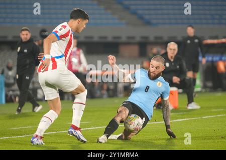 Montevideo, Uruguay. 6 septembre 2024. Nahitan Nandez (R) de l'Uruguay affronte Ramon Sosa du Paraguay lors du match de qualification sud-américain de la Coupe du monde de la FIFA 2026 entre l'Uruguay et le Paraguay à Montevideo, Uruguay, le 6 septembre 2024. Crédit : Nicolas Celaya/Xinhua/Alamy Live News Banque D'Images