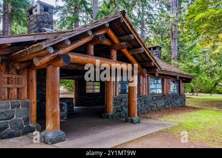 Pavillon de pique-nique de parc rustique construit par le Civilian conservation corps dans les années 1930 dans le parc d'État de Twanoh, État de Washington, États-Unis Banque D'Images