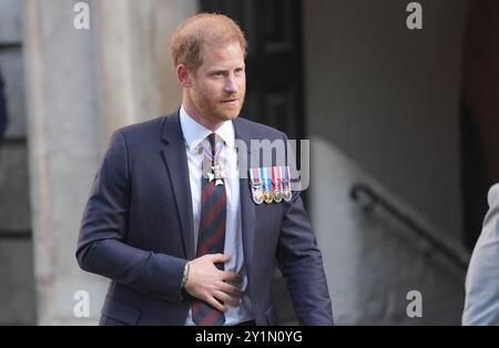 Photo du dossier datée du 08/05/24 du duc de Sussex quitte la cathédrale Saint-Paul de Londres après avoir assisté à un service d'action de grâce pour souligner le 10e anniversaire des Jeux Invictus. Le roi a fait face à une «montagnes russes» deuxième année en tant que souverain, avec la reine prouvant elle-même la «star du spectacle» grâce à son soutien à son mari et à la monarchie, a déclaré un expert royal. Date d'émission : dimanche 8 septembre 2024. Banque D'Images