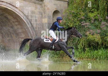 Tim Price chevauche Vitali pendant l'élément cross-country des Defender Burghley Horse Trials à Burghley House près de Stamford, Lincolnshire. Date de la photo : samedi 7 septembre 2024. Banque D'Images