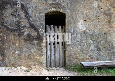 Une simple porte en bois dans un trou sculpté dans la roche Banque D'Images