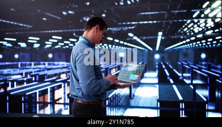 Analyste ingénieur dans le centre de données Cloud à l'aide d'un ordinateur Banque D'Images