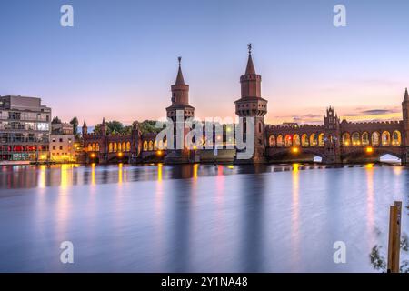 Le pont Oberbaum sur la rivière Spree à Berlin après le coucher du soleil Banque D'Images