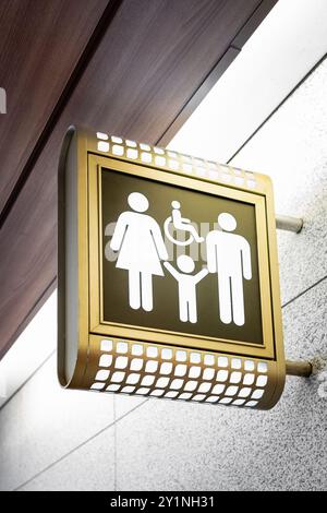 Panneau de toilettes pour hommes, femmes, enfants et personnes handicapées sur une entrée de toilettes publiques. Signe de salle de bain avec des symboles pour homme, femme, enfants et whe Banque D'Images