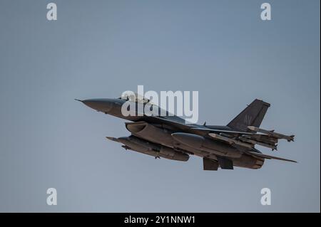 Un F-16 Fighting Falcon de l'US Air Force décolle d'un endroit non divulgué dans la zone de responsabilité du commandement central des États-Unis, le 10 août 2024. Th Banque D'Images