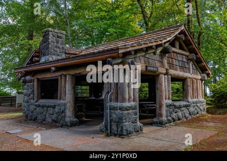 Pavillon de pique-nique de parc rustique construit par le Civilian conservation corps dans les années 1930 dans le parc d'État de Twanoh, État de Washington, États-Unis Banque D'Images