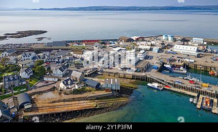 Mallaig Highland Écosse centre de la ville avec maisons rues magasins et restaurants en été Banque D'Images