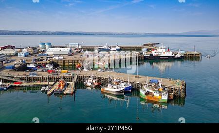 Mallaig Highland Écosse les jetées portuaires avec des bateaux de pêche amarrés en été Banque D'Images