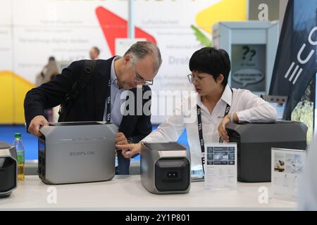 (240908) -- BERLIN, 8 septembre 2024 (Xinhua) -- Un visiteur est aidé par un exposant alors qu'il étudie un produit au stand d'ecoFLOW à l'IFA Berlin 2024 à Berlin, Allemagne, le 7 septembre 2024. IFA Berlin 2024, le salon leader mondial de l'électronique grand public et des appareils électroménagers, a débuté vendredi, réunissant plus de 1 800 exposants mondiaux, 125 conférenciers principaux et plus de 182 000 visiteurs de 139 pays, selon l'organisateur. Les géants chinois de la technologie continuent d'avoir un impact significatif lors de l'événement de cette année. Selon le site officiel de l'IFA, des exposants tels que Haier, Hisense Banque D'Images