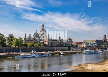 Dresdner Stadtbild Blick auf die historische Altstadt von Dresden mit der markanten Kuppel der Frauenkirche im Zentrum. IM Vordergrund fließt die Elbe, auf der mehrere Schiffe zu sehen sind. Die Architektur entlang des Flussufers zeigt die berühmten Barockgebäude der Stadt. Der Himmel ist leicht bewölkt, es herrscht sonniges Wetter. Dresde Innere Neustadt Sachsen Deutschland *** Dresde paysage urbain vue de la vieille ville historique de Dresde avec le dôme frappant de la Frauenkirche au centre au premier plan coule l'Elbe, sur lequel plusieurs navires peuvent être vus l'architecture le long de la rivière Banque D'Images