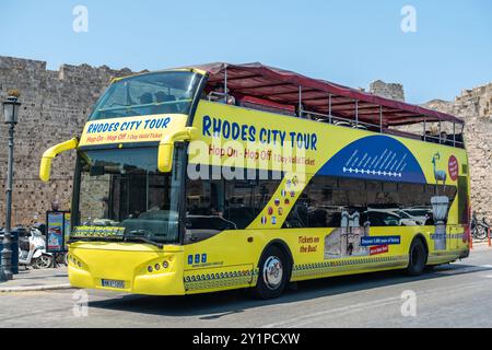 Rhodes Town, Grèce – 18 juillet 2024. Visite de la ville de Rhodes bus à arrêts multiples dans la ville de Rhodes, Grèce. Banque D'Images