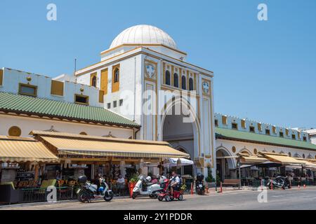 Rhodes Town, Grèce – 18 juillet 2024. Vue sur le marché (Nea Agora) de Mandraki, construit pendant la période italienne par Florestano Di Fausto. Ce grand, Banque D'Images