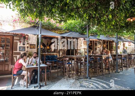 Rhodes Town, Grèce – 18 juillet 2024. Restaurant Koykos rue Mandilana dans la ville de Rhodes, Grèce. Afficher avec les personnes. Banque D'Images