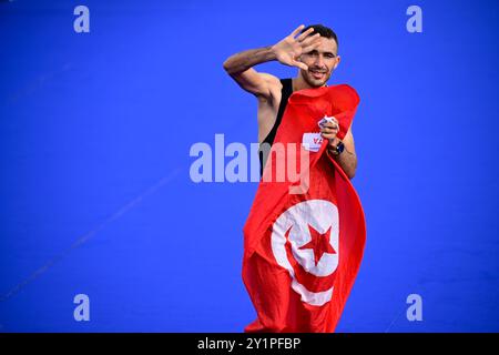 Paris, France. 08 septembre 2024. Le tunisien Wajdi Boukhili célèbre alors qu’il franchit la ligne d’arrivée pour remporter le marathon T12 le jour 12 des Jeux paralympiques d’été 2024 à Paris, France, le dimanche 08 septembre 2024. Les 17èmes Jeux Paralympiques se déroulent du 28 août au 8 septembre 2024 à Paris. BELGA PHOTO LAURIE DIEFFEMBACQ crédit : Belga News Agency/Alamy Live News Banque D'Images