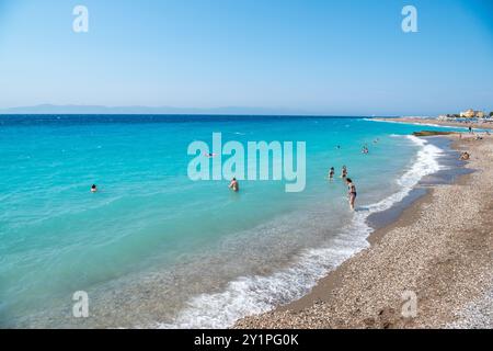 Rhodes Town, Grèce – 18 juillet 2024. Elli Beach dans la ville de Rhodes, Grèce. Afficher avec les personnes. Banque D'Images