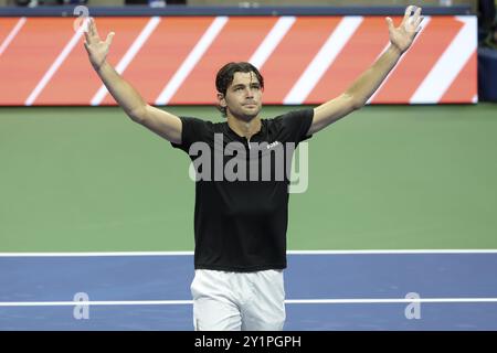 Taylor Fritz des États-Unis célèbre sa victoire en demi-finale sur Frances Tiafoe des États-Unis lors de la 12e journée de l'US Open, Grand Chelem 2024 tournoi de tennis le 6 septembre 2024 au USTA Billie Jean King National Tennis Center à New York, États-Unis Banque D'Images