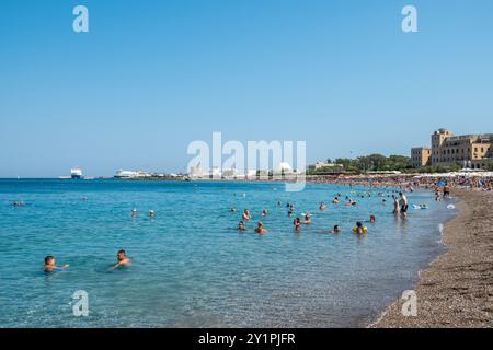 Rhodes Town, Grèce – 18 juillet 2024. Elli Beach dans la ville de Rhodes, Grèce. Afficher avec les personnes. Banque D'Images