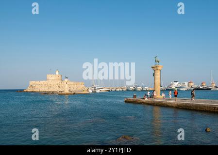 Rhodes Town, Grèce – 18 juillet 2024. Entrée au port de Mandraki dans la ville de Rhodes, en Grèce, gardée par deux statues de cerfs à l'endroit où les colos Banque D'Images