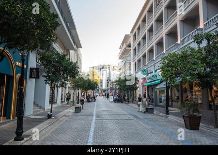 Rhodes Town, Grèce – 18 juillet 2024. Vue de la rue commerçante piétonne Ethnarchou Makariou dans la nouvelle ville de Rhodes, Grèce. Voir avec commercial proprement dit Banque D'Images