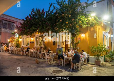 Rhodes Town, Grèce – 18 juillet 2024. Taverne Niohori à la rue I Kazouli dans la ville de Rhodes, Grèce. Vue avec les gens dans la soirée. Banque D'Images