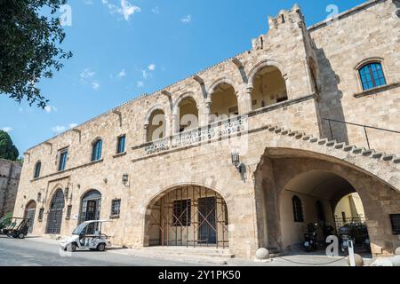 Rhodes Town, Grèce – 19 juillet 2024. Galerie d'art municipale de Rhodes dans la ville de Rhodes, Grèce. La galerie d'art municipale est située à l'étage supérieur de Banque D'Images