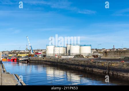 Wick, Écosse, Royaume-Uni - 23 octobre 2023 : grands réservoirs de pétrole dans le port de Wick Marina sur la côte nord-est de l'Écosse à Wick, Caithness, dans le Hig Banque D'Images
