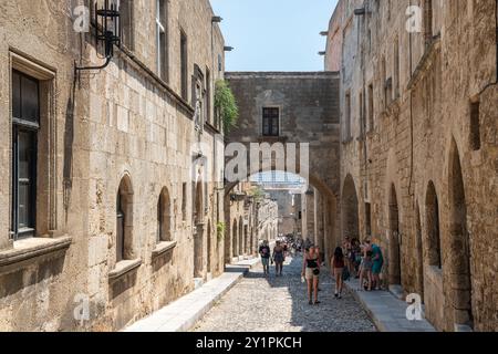 Rhodes Town, Grèce – 19 juillet 2024. Rue des Chevaliers dans le quartier médiéval de Rhodes, Grèce. Vue vers l'Auberge de Provence, et St Trinit Banque D'Images