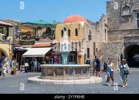 Rhodes Town, Grèce – 19 juillet 2024. La place historique d'Hippocrate dans le quartier médiéval de la vieille ville de Rhodes, Grèce. Vue vers le Syntrivan Banque D'Images