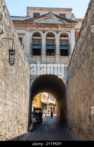 Rhodes Town, Grèce – 19 juillet 2024. Pythagore ruelle dans le quartier médiéval de Rhodes, Grèce. Vue vers un bâtiment historique voûté, avec PEO Banque D'Images