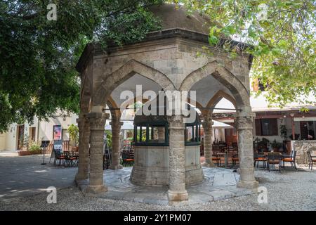 Rhodes Town, Grèce – 19 juillet 2024. Fontaine d'ablution de la mosquée Recep Pacha, une mosquée ottomane historique sur l'île de Rhodes, Grèce. Banque D'Images