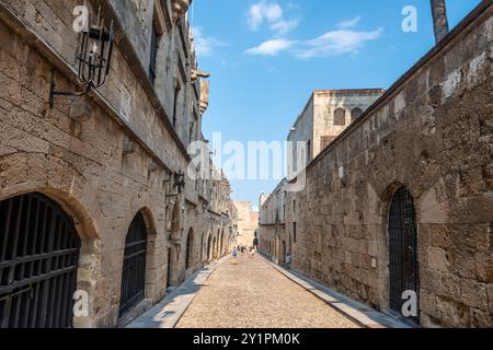 Rhodes Town, Grèce – 19 juillet 2024. Rue des Chevaliers dans le quartier médiéval de Rhodes, Grèce. Vue vers l'Auberge de France et l'Auberge de I. Banque D'Images