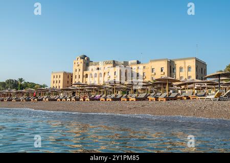 Rhodes Town, Grèce – 20 juillet 2024. Casino Rodos par la plage dans la nouvelle ville de Rhodes, Grèce. Banque D'Images