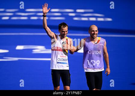 Paris, France. 08 septembre 2024. Le coureur belge Martin Clobert et son guide Sébastien Thirion célèbrent la ligne d'arrivée du marathon T12 le jour 12 des Jeux paralympiques d'été 2024 à Paris, France, le dimanche 08 septembre 2024. Les 17èmes Jeux Paralympiques se déroulent du 28 août au 8 septembre 2024 à Paris. BELGA PHOTO LAURIE DIEFFEMBACQ crédit : Belga News Agency/Alamy Live News Banque D'Images