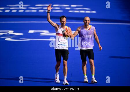 Paris, France. 08 septembre 2024. Le coureur belge Martin Clobert et son guide Sébastien Thirion célèbrent la ligne d'arrivée du marathon T12 le jour 12 des Jeux paralympiques d'été 2024 à Paris, France, le dimanche 08 septembre 2024. Les 17èmes Jeux Paralympiques se déroulent du 28 août au 8 septembre 2024 à Paris. BELGA PHOTO LAURIE DIEFFEMBACQ crédit : Belga News Agency/Alamy Live News Banque D'Images