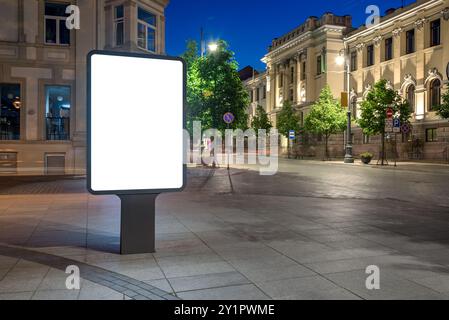 Maquette de panneau d'affichage extérieur devant la rue de la ville. Visionneuse à affiche vierge sur le trottoir Banque D'Images