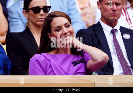 Photo du dossier datée du 14/07/24 de la princesse de Galles dans la loge royale le quatorzième jour des Championnats de Wimbledon 2024 au All England Lawn Tennis and Croquet Club, Londres. La princesse de Galles espère rejoindre la famille royale au cénotaphe le dimanche du souvenir et accueillir son concert de chant de Noël, selon les rapports. Date d'émission : samedi 15 juin 2024. Banque D'Images