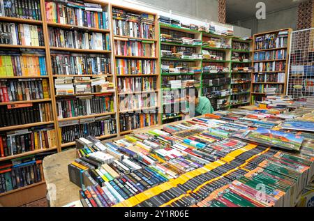 Libraire attendant les clients à un comptoir de librairie. 14 décembre 2017. Kiev, Ukraine Banque D'Images