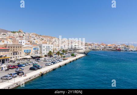 Vue sur le front de mer d'Ermoupoli, île de Syros, Cyclades, Grèce Banque D'Images