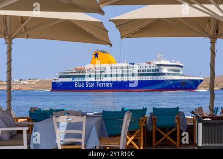 Blue Star Ferry navigue dans la ville portuaire de Parikia, île de Paros, Cyclades, Grèce Banque D'Images