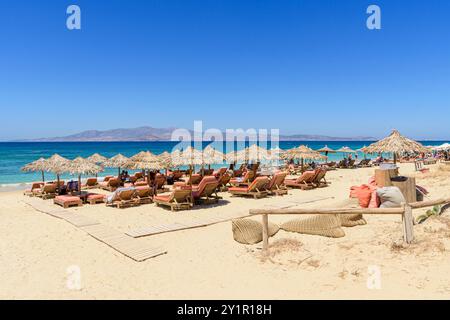 Chaises longues avec parasols sur la plage de Maragas, île de Naxos, Cyclades, Grèce Banque D'Images