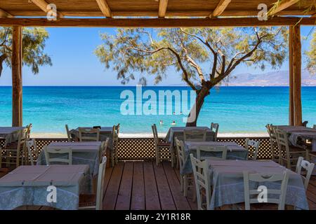 Vue sur la plage à travers un restaurant en plein air à Maragas Beach, île de Naxos, Cyclades, Grèce Banque D'Images