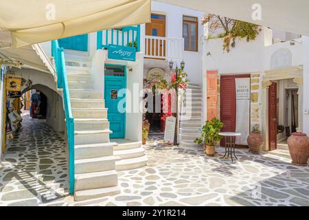 Magasins et musée dans la vieille rue du marché dans le quartier Bourgos de la ville de Naxos, l'île de Naxos, Cyclades, Grèce Banque D'Images