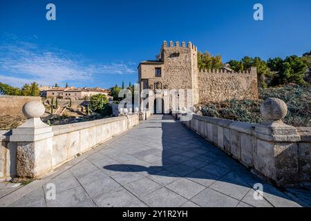 Tour Almenado, pont San Martín, pont médiéval sur le Tage, Tolède, Castille-la Manche, Espagne. Banque D'Images