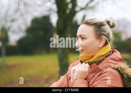 Portrait extérieur de la femme d'âge moyen 35 - 40 ans profitant d'une belle journée fraîche Banque D'Images