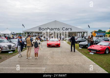 Goodwood, Royaume-Uni. 7 septembre 2024. Le renouveau de Goodwood - la seule rencontre historique de course automobile à être entièrement organisée dans un thème d'époque, une célébration immersive des voitures emblématiques et de la mode. Crédit : Guy Bell/Alamy Live News Banque D'Images